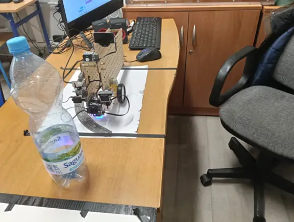 robot kołowy CyberPi rozpoznaje przeszkodę na drodze podczas jazdy i się zatrzymuje