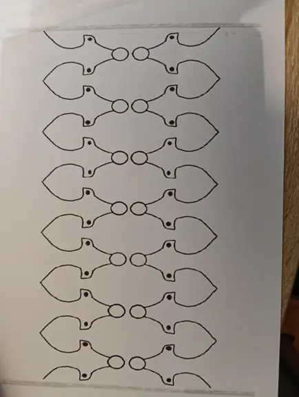 zaprojektowany przez ucznia szablon korony do wycięcia z papieru