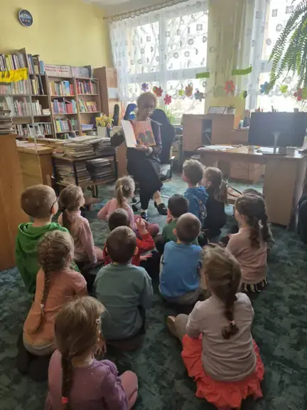 pani-bibliotekarka-pokazuje-ilustracje-elmera-i-rozmawia-z-dziecmi-o-jego-wyjatkowosci--jpg