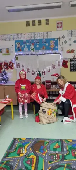 Dzieci z kl. Ib pozują do zdjęcia z wychowawczyniami i p. bibliotekarkami.