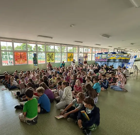 uczniowie-z klas 1-3 zgromadzili-sie-w-holu-glownym-szkoly--jpg