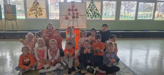 Uczniowie pozują przy choince