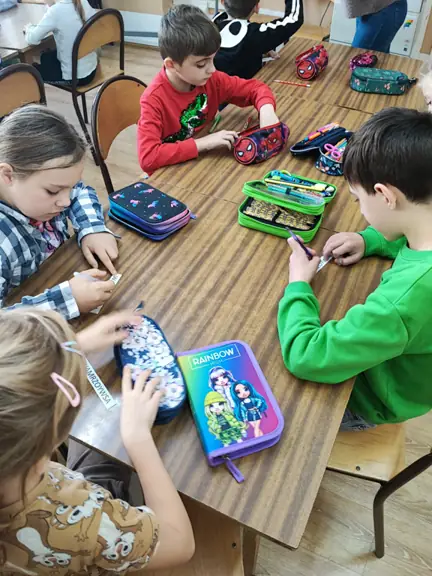 Uczniowie kl. II b wykonują zadanie.