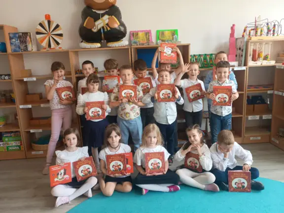 Uczniowie z kl. Ia z książeczkami, które dzieci otrzymały z okazji Pasowania na Czytelnika.