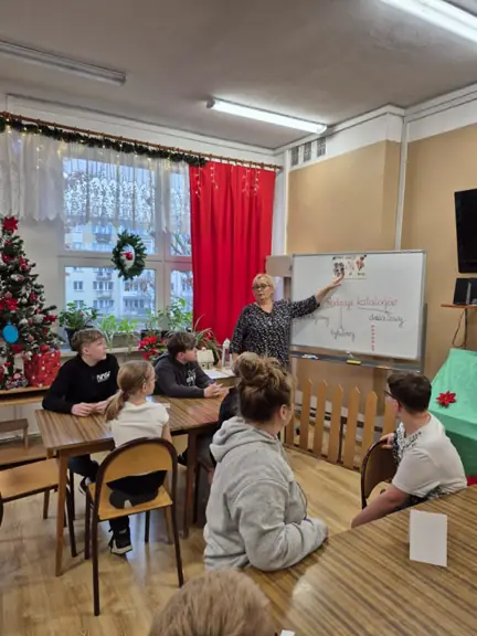 pani-bibliotekarka-wskazuje-elementy-rebusu--jpg