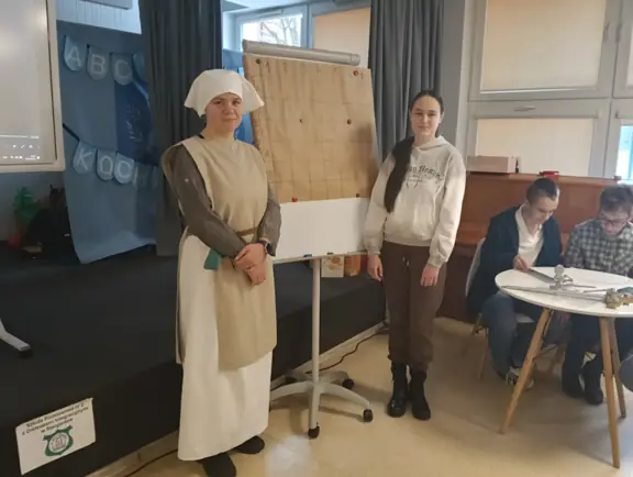 uczennice-z-klasy-8a-pomagaja-w-obsludze-konkursu-jpg