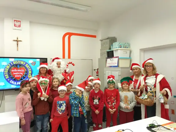 Pamiątkowe zdjęcie kl. Id z Mikołajem.