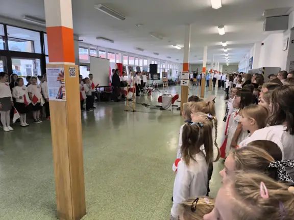 11 listopada - uroczyste odśpiewanie hymnu narodowego przez społeczność uczniowską.