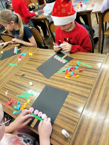 uczniowie-z-kl--3b-tworza-papierowa-choinke--jpg