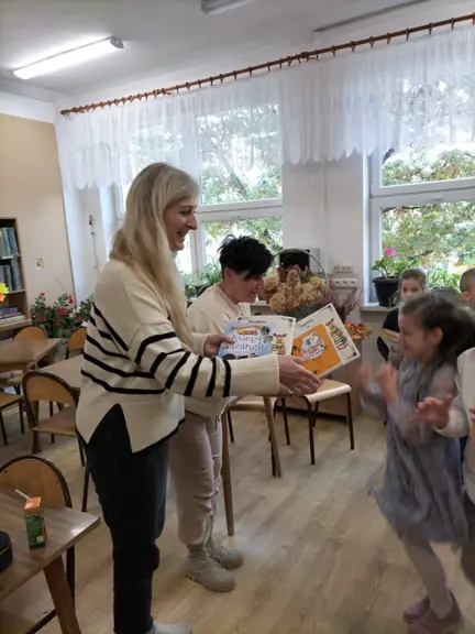 Jurorki wręczają laureatom dyplomy i nagrody książkowe.