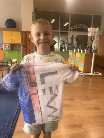 Uczeń prezentuje projekt swojej koszulki piłkarskiej