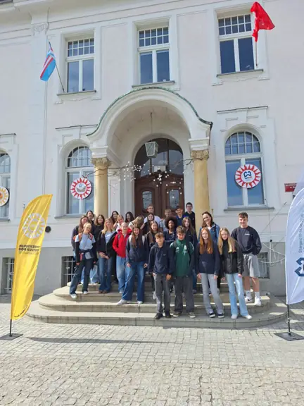 Grupa polsko-niemiecka pozuje przed budynkiem MDK