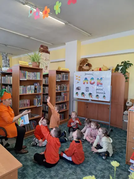 Dzieci z grupy 01 rozmawiają na temat bohaterów czytanej im książeczki.