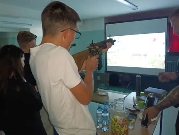 Festyn Bezpieczeństwa w SP nr 7 - ćwiczenia strzeleckie naszych uczniów klas ósmych - zdj3