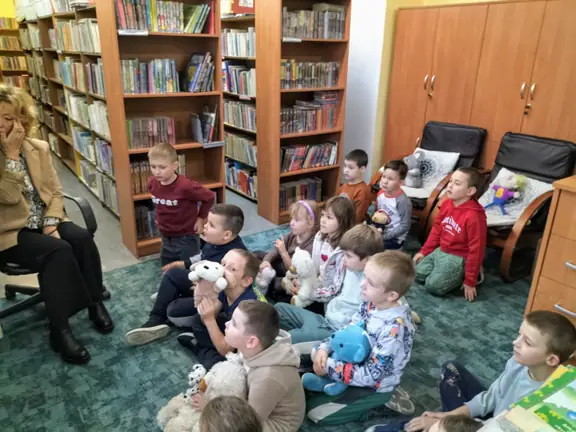 Dzieci z kl. Ia oglądają bajki, w których występują misie.