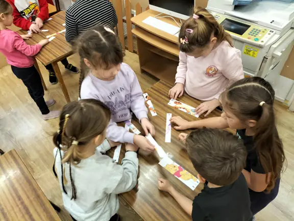 grupa-dziewczynek-uklada-wspolnie-puzzle-z-kubusiem-puchatkiem--jpg