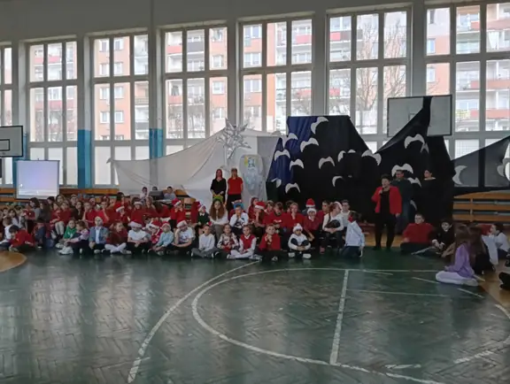 uczniowie wykonujący koledę