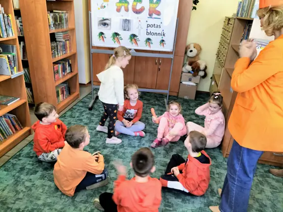 Dzieci z grupy 02 podczas zabawy z marchewką.