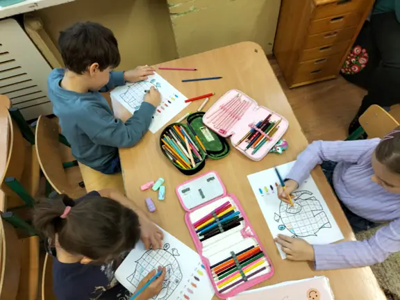 Przedszkolaki z grupy 01 kolorują słonia Elmera.