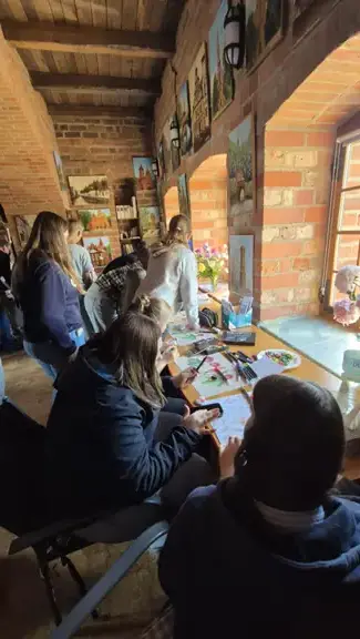 Uczniowie  malują kamienie - z symbolem swojego miasta