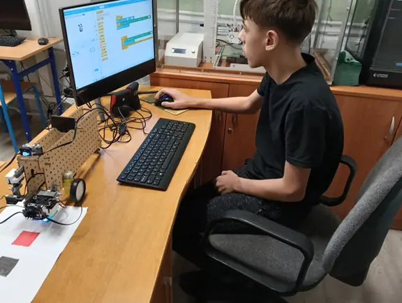 uczeń tworzy w mBlock program do rozpoznawania kolorów dla kołowego robota CyberPi