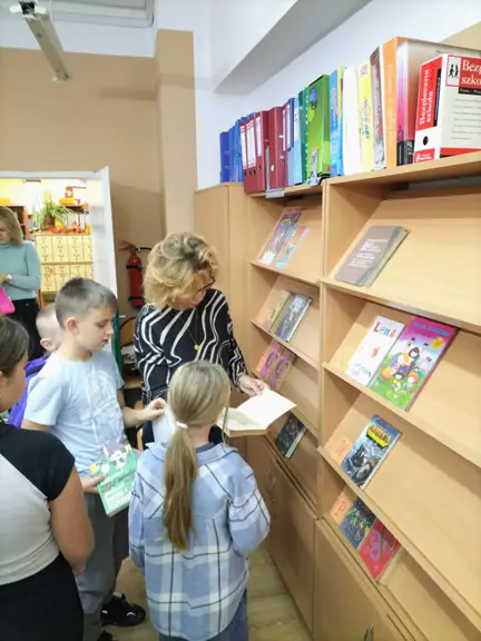 Uczniowie kwalifikują książki do odpowiednich działów.