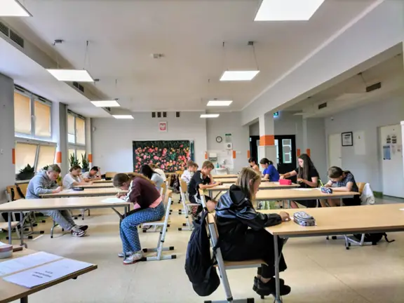 Uczestnicy Szkolnego Konkursu Frazeologicznego odczytują polecenia i wykonują konkursowe zadania.