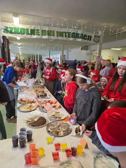 Zdjęcie kiermaszu na holu szkoły