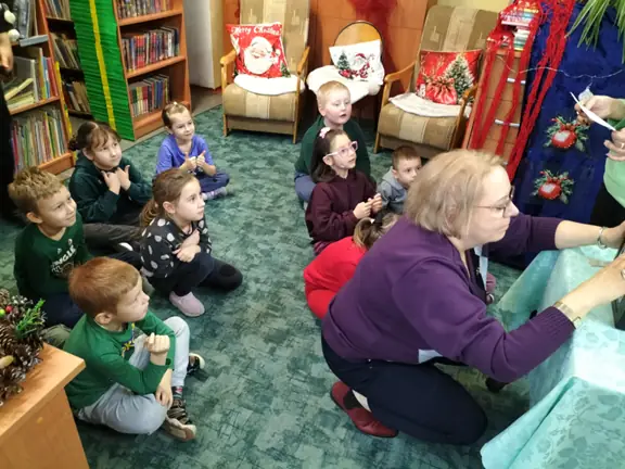 dzieci-oczekuja-na-otwarcie-sejfu--jpg