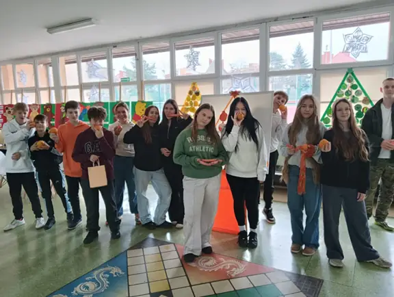 Uczniowie pozują przy choince