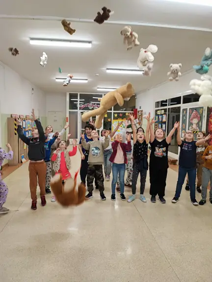 Dzieci z kl. IIb podrzucają misie.