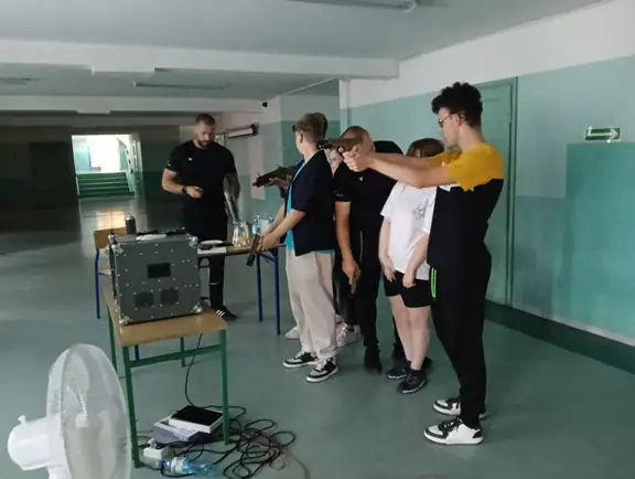 Festyn Bezpieczeństwa w SP nr 7 - ćwiczenia strzeleckie naszych uczniów klas ósmych - zdj5