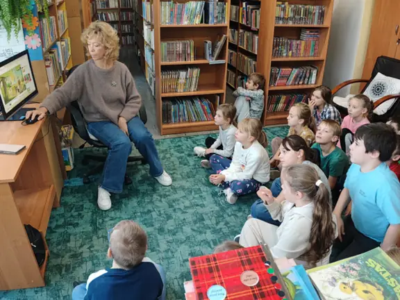 Uczniowie z kl. II b słuchają czytanych wierszy oraz oglądają ich animacje.