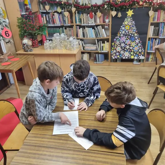 uczniowie-kl--4c-wykonuja-zadanie-w-escape-roomie--jpg