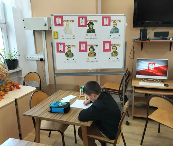 Uczeń z kl. IIIa wykonuje zadanie konkursowe.