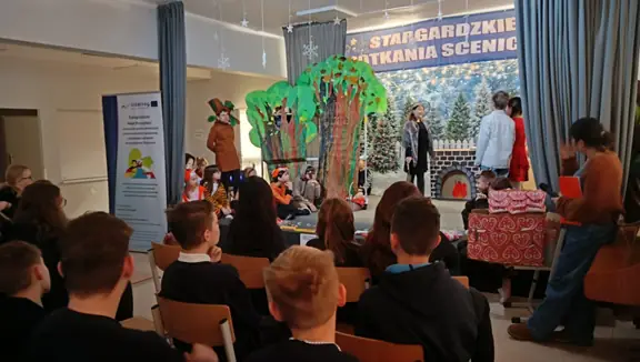 Uczniowie oglądają przedstawienie teatralne