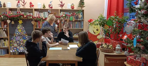 uczniowie-klasy-7b-wykonuja-zadanie-w-escape-roomie--jpg