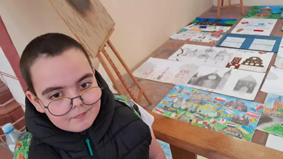 Staś przed ekspozycją prac w stargardzkiej Kolegiacie