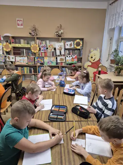 Uczniowie z kl. IIb wykonują zadanie.