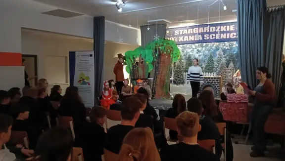 Występ klasy 4b na scenie