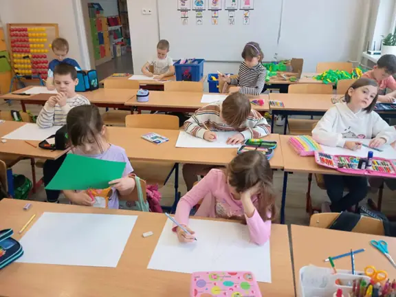 Uczniowie kl. Ia wykonują prace plastyczne do przeczytanej legendy.