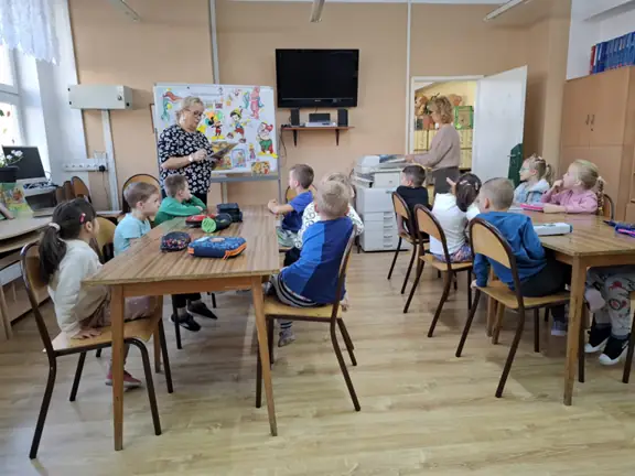 Pani bibliotekarka czytam dzieciom z grupy 01 Biedronki bajkowe zagadki