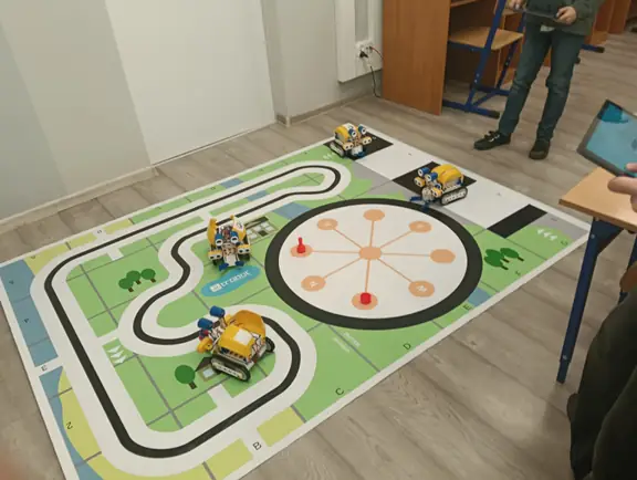 uczniowie-steruja-robotami-skribot-w-aplikacji-skriapp-jpg