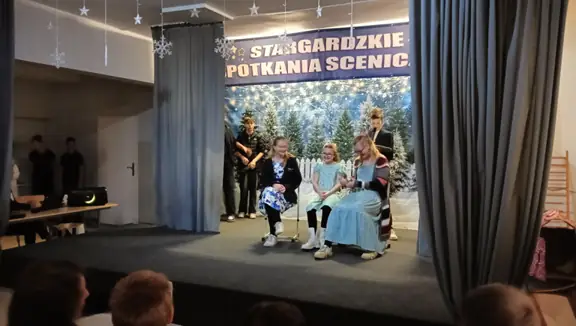Uczniowie z Eberswalde występują na scenie