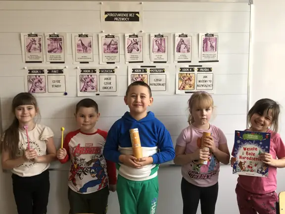 Uczniowie z kl. Ia otrzymali nagrody za piekne ilustracje do przeczytanej bajki.