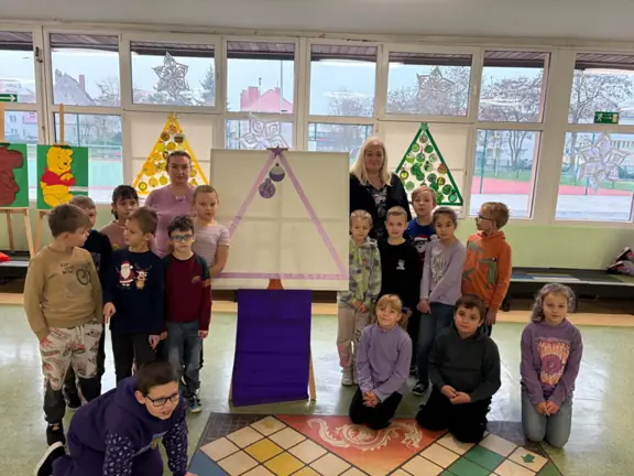 Uczniowie pozują przy choince