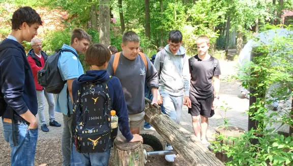 Uczniowie zwiedzają ogród zoologiczny