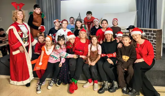 Panie bibliotekarki odwiedziły uczniów z kl. IVb i przekazały im ciasteczka.