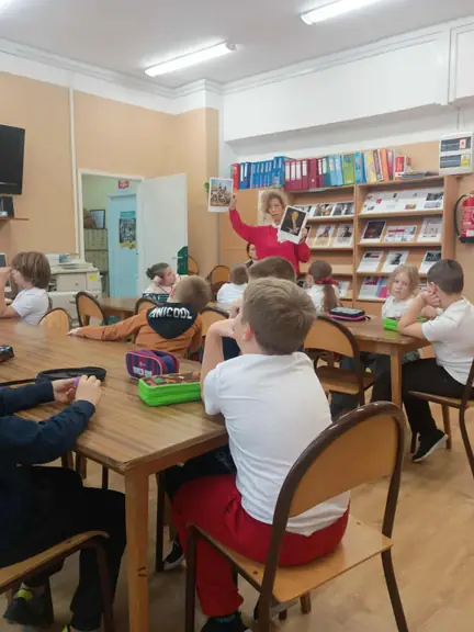 Pani bibliotekarka demonstruje uczniom kl. IIa portrety sławnych Polaków.