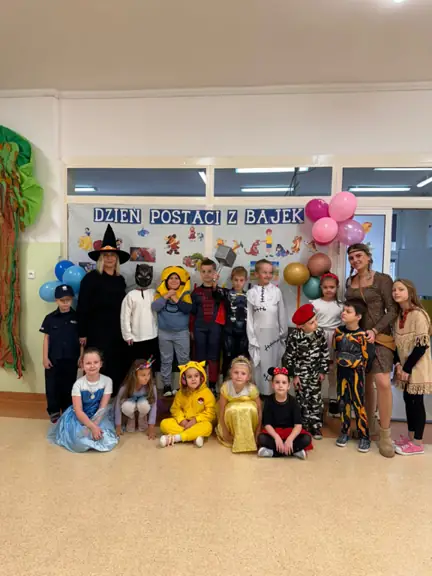 Dzieci i wychowawcy ze świetlicy pozują do zdjęcia